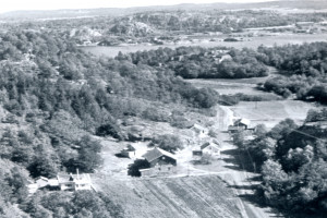 Bilde av Jon Langebys gård midt på bildet